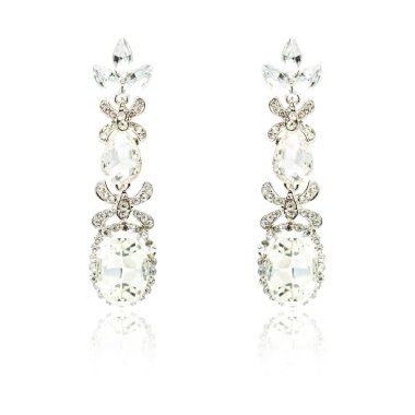 Çift üzerinde beyaz izole gümüş elmas küpe