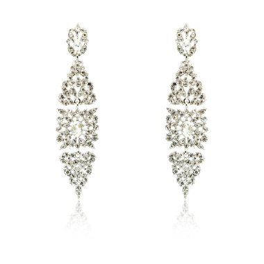 Çift üzerinde beyaz izole gümüş elmas küpe