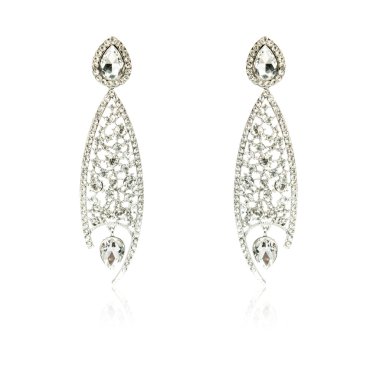 Çift üzerinde beyaz izole gümüş elmas küpe