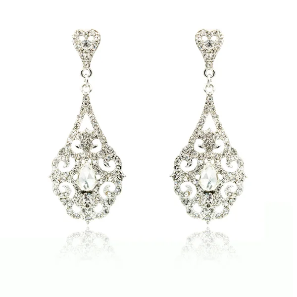 Elszigetelt fehér ezüst gyémánt fülbevaló pár — Stock Fotó