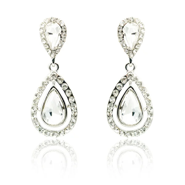 Paar zilveren diamantoorringen geïsoleerd op wit — Stockfoto