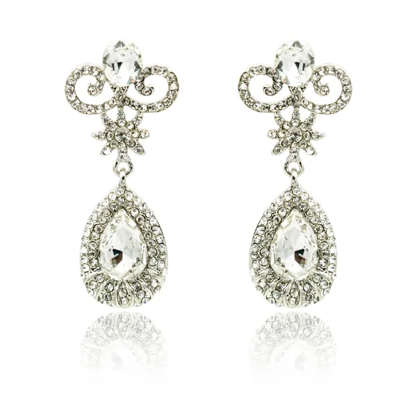 Coppia di orecchini con diamanti in argento isolati su bianco — Foto Stock