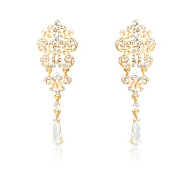 Çift üzerinde beyaz izole altın elmas küpe