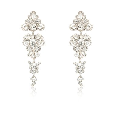 Çift üzerinde beyaz izole gümüş elmas küpe