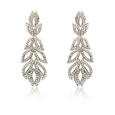 Çift üzerinde beyaz izole gümüş elmas küpe