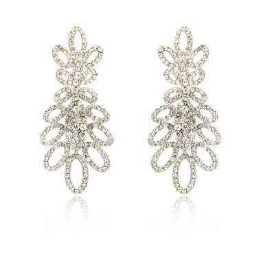 Çift üzerinde beyaz izole gümüş elmas küpe