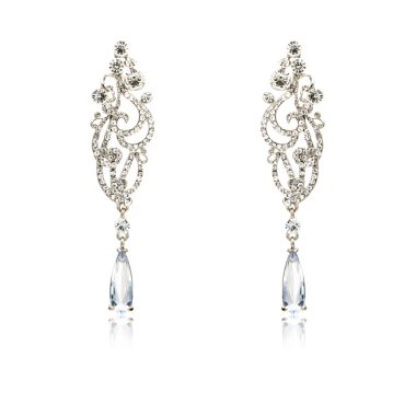 Çift üzerinde beyaz izole gümüş elmas küpe