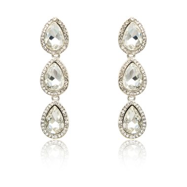 Çift üzerinde beyaz izole gümüş elmas küpe