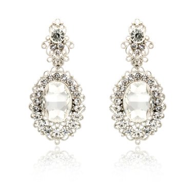 Çift üzerinde beyaz izole gümüş elmas küpe