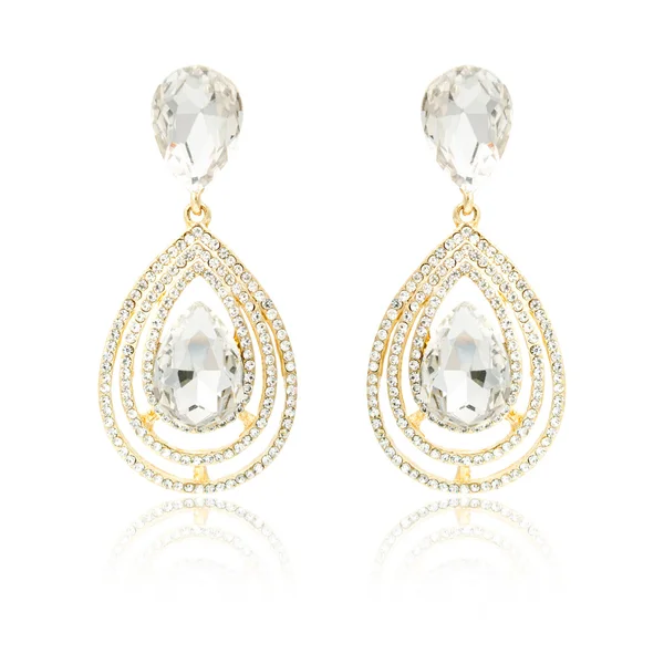 Coppia di orecchini con diamanti dorati isolati su bianco — Foto Stock