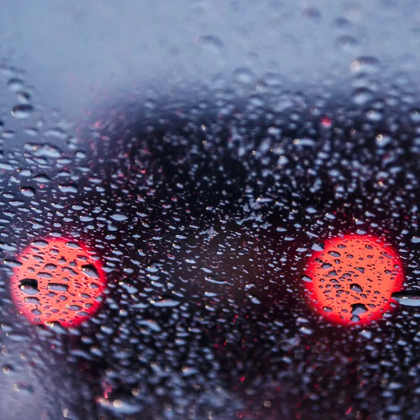 Gotas de água em vidro com fundo bokeh — Fotografia de Stock