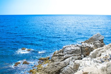 Kayalık sahil şeridi. Deniz kaya