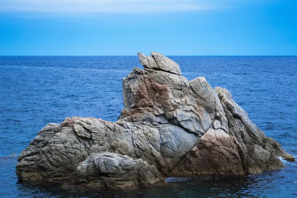 Скеляста берегова лінія. Скеля в морі — стокове фото