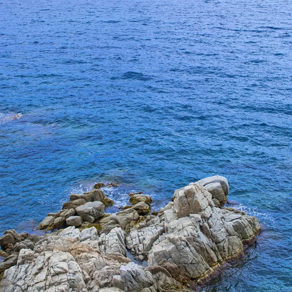 Η βραχώδης ακτογραμμή πριν. Βράχος μέσα στην θάλασσα — Φωτογραφία Αρχείου