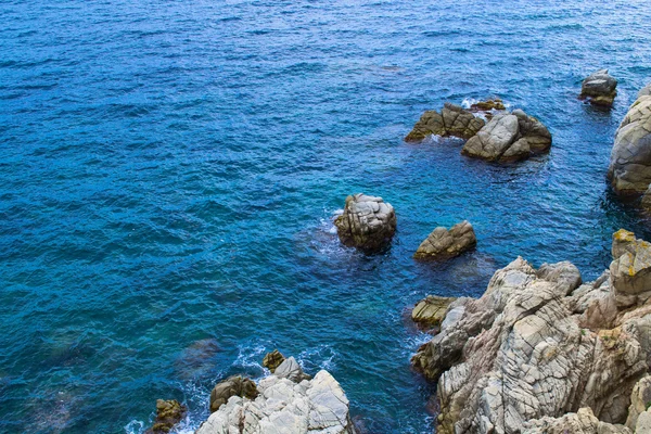 De rotsachtige kustlijn. Rots in de zee — Stockfoto