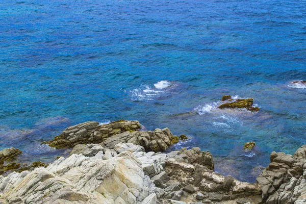 Η βραχώδης ακτογραμμή πριν. Βράχος μέσα στην θάλασσα — Φωτογραφία Αρχείου