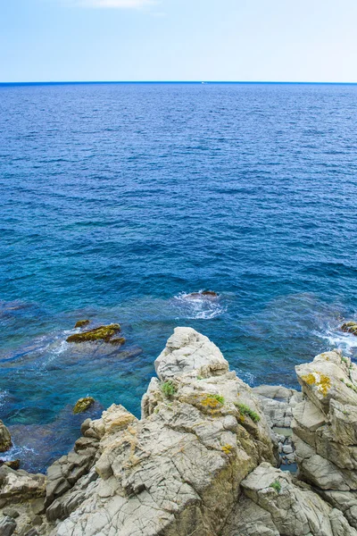 La costa rocciosa. Roccia nel mare — Foto Stock