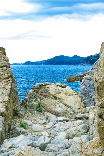 La côte rocheuse. Rocher dans la mer — Photo