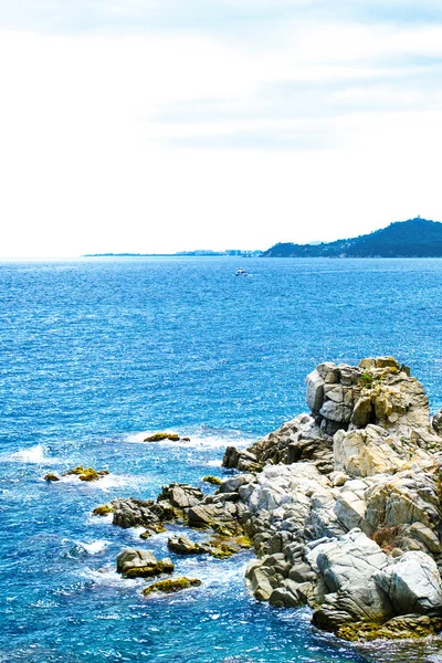 The rocky coastline. Rock in the sea — Stock Photo, Image