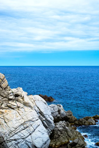 La costa rocosa. Roca en el mar — Foto de Stock