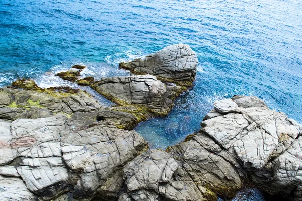 Η βραχώδης ακτογραμμή πριν. Βράχος μέσα στην θάλασσα — Φωτογραφία Αρχείου