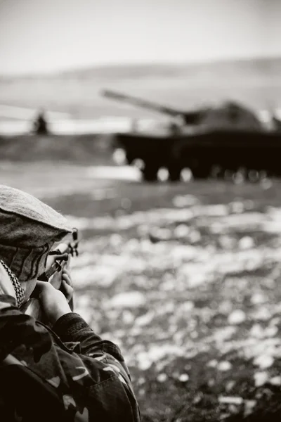 Soldado afgano en acción disparando enemigo desde un rifle. Color retro — Foto de Stock