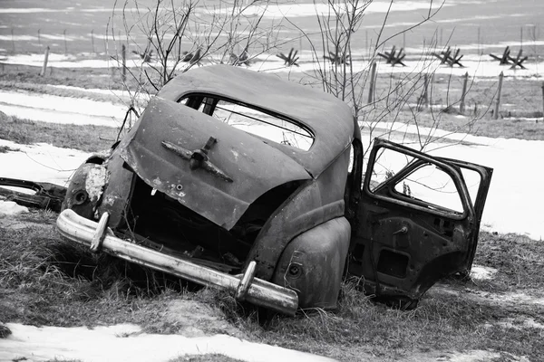 Vecchia macchina tedesca rotta. bianco e nero — Foto Stock