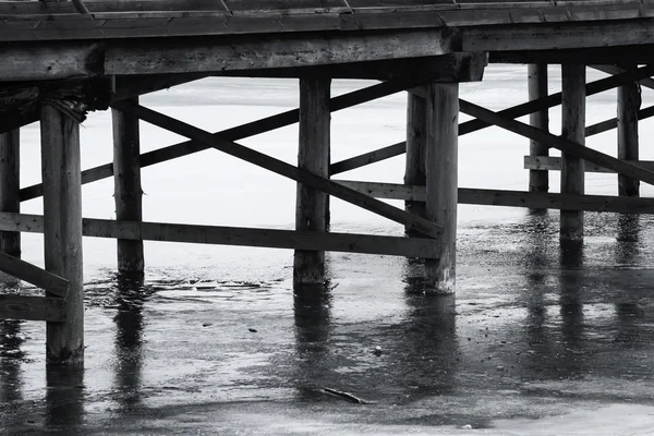 Holzbrücke über den zugefrorenen Fluss — Stockfoto
