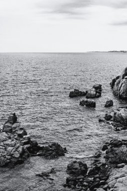 Kayalık sahil şeridi. Deniz kaya. Siyah ve beyaz