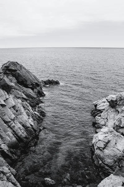 La côte rocheuse. Rocher dans la mer. Noir et blanc — Photo