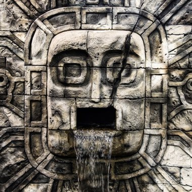 Antik Maya taş oyma şelale