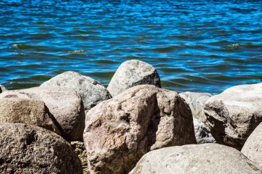 Güzel deniz plaj taşlarla