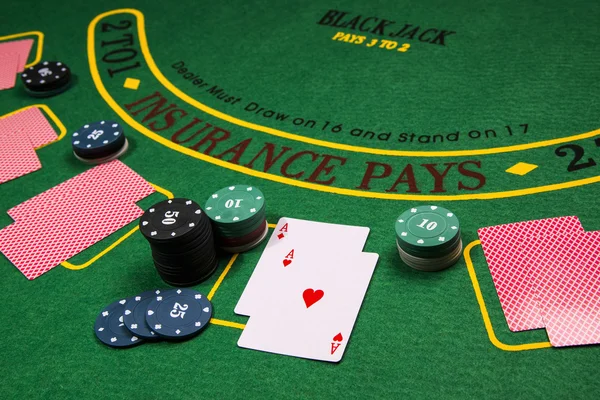 Casino, gioco d'azzardo, poker, persone e concetto di intrattenimento . — Foto Stock