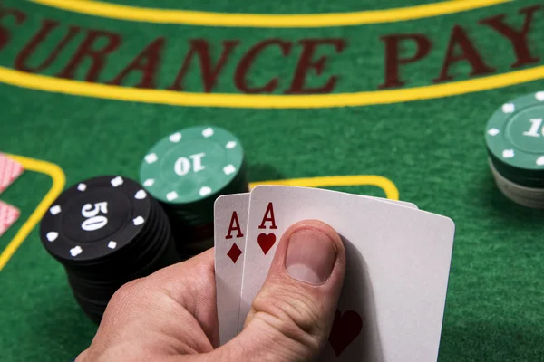 Casino, gioco d'azzardo, poker, persone e concetto di intrattenimento . — Foto Stock