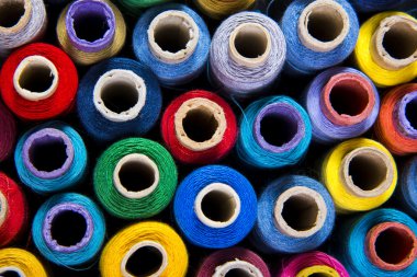 çok renkli dikiş ipliği