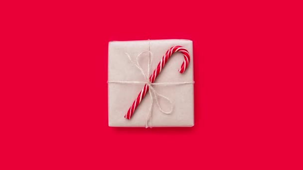 Vánoce nula odpad slavnostní koncept. Řemeslný dar a jedle na jasně červeném pozadí. Vánoční dárky. — Stock video