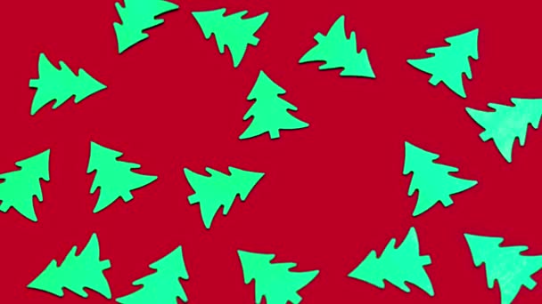 Muitas árvores de Natal verdes no fundo vermelho da moda. Padrão de elementos decorativos brilhantes. Caída de árvores. Pare a animação em movimento. Conceito de anos novos brilhantes. Símbolo de Natal. Meio ambiente. Looping vídeo. — Vídeo de Stock