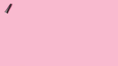 Makyaj malzemeleri. Sahte kirpikler. Moda pastel pembe arka planda göz kirpikleri için araçlar. Kirpik bigudi, cımbız, fırça, rimel. Kozmetik ürünler. Güzellik deseni. Hareketi durdur