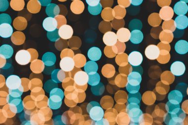 Noel ışıkları. Şenlikli yeni yıl bulanık mavi, altın sarısı, turkuaz ve siyah arka plan. Güzel, ışıl ışıl bir arka plan, doku. Bokeh. Uzayı kopyala Mesaj için yer. Şablon. Moda gözlükleri. Xmas.