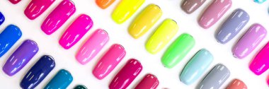 Beyaz arka planda çok renkli tırnak cilası örnekleri. Güzellik afişi. Moda açık kompozisyon, model. Tırnak cilası. Üst manzara, düz döşeme, tasarım. Moda, tarz. Yaz manikürü. Kozmetik ürünleri.