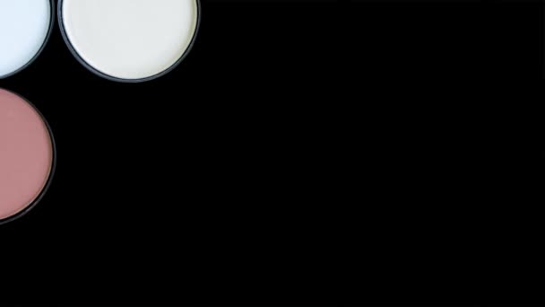 Πολύχρωμη όμορφη καφέ παλέτα σκιών ματιών σε μαύρο φόντο. Απομονωμένοι. Καλλυντικά μακιγιάζ. Μοντέρνα σκιά ματιών. — Αρχείο Βίντεο