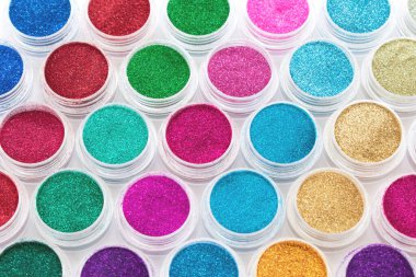 Kavanozlarda çok renkli sim. Parıltı, makyaj için ışıltı, manikür. Parlak toz. Parlak pigmentler. Kozmetik.