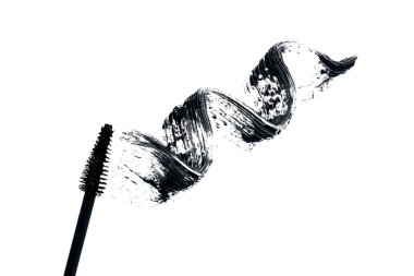 Siyah lekeli rimel ve beyaz arka planda fırça. Moda konsepti. İzole edilmiş. Makyaj. Kirpiklerin kozmetik ürünleri.