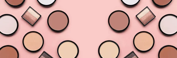 Make-up. Cosmetische producten. Beige blush, oogschaduw en compact gezichtspoeder op roze achtergrond. Een spandoek. Tonale fundering. — Stockfoto