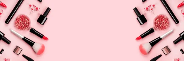 Косметические аксессуары для макияжа и маникюра на розовом фоне. Румяна, кисть, тень для глаз, помада, ногти. — стоковое фото