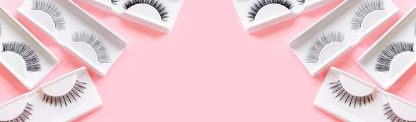 Ψεύτικες βλεφαρίδες σε ροζ φόντο. Αξεσουάρ μακιγιάζ. Καλλυντικά. Σχέδιο ομορφιάς. Θέση για κείμενο. Μπάνερ. Royalty Free Φωτογραφίες Αρχείου