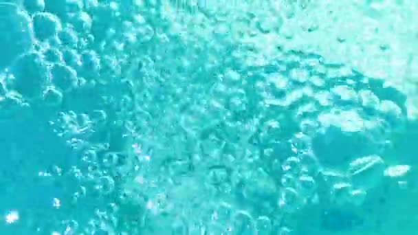 Bolle in acqua blu. Purezza e concetto di umidità. Modello di bellezza — Video Stock