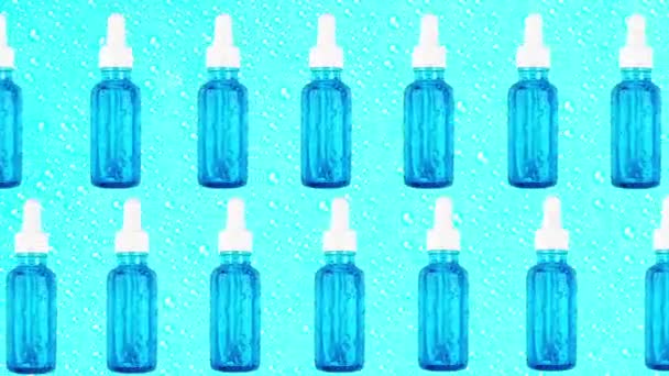 Siero idratante in bottiglie di vetro che si muovono su fondo blu. Acido ialuronico. — Video Stock