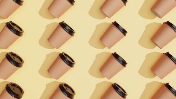 Copos de café de papel marrom mover no moderno fundo amarelo pastel. Café para levar. — Vídeo de Stock