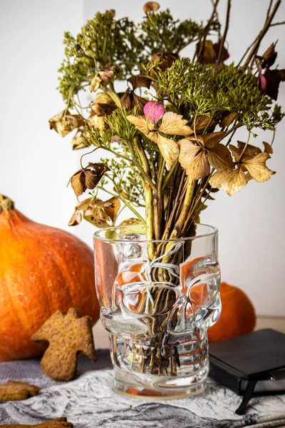 Herbststrauß Aus Trockenen Blumen Kürbis Mandarinen Totenkopfglas Engelskeksen Ergibt Ein — Stockfoto